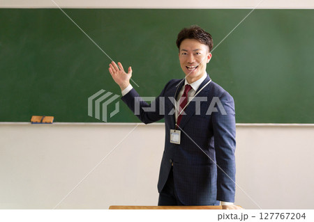 黒板の前でスピーチをする男性教師 黒板の前でスピーチをする男性教師 127767204