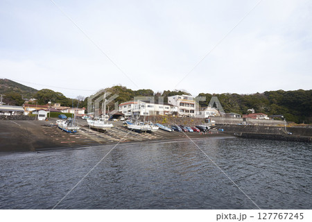 小さな漁港 127767245