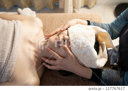 エステの施術を受ける女性 エステの施術を受ける女性 127767617
