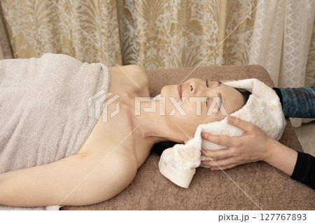 ヘッドマッサージの施術を受ける女性 ヘッドマッサージの施術を受ける女性 127767893