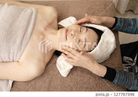エステの施術を受ける女性 127767896