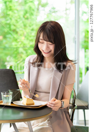 カフェでケーキを食べる女性 カフェでケーキを食べる女性 127767966