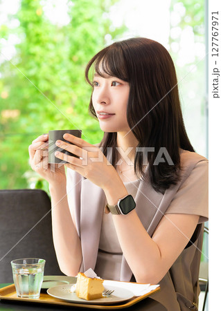 ティータイムにリラックスする女性 127767971