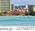 『ハワイ』ワイキキビーチから見るロイヤルハワイアンホテル 127768777
