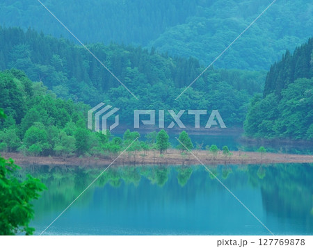新緑の秋田県秋扇湖　水鏡の水没林 127769878