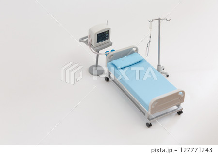 医療ベッドと点滴と心電図モニターのミニチュア　入院、病室のイメージ  127771243
