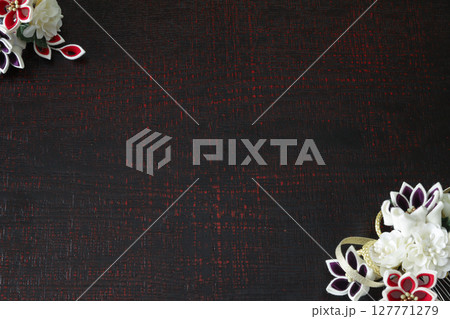 漆塗り板の上に置いた髪飾り 漆塗り板の上に置いた髪飾り 127771279