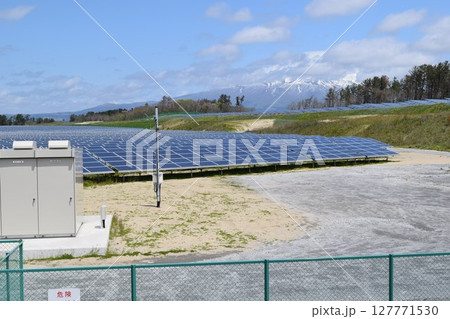 大量のソーラーパネル 127771530