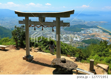 【香川県】晴天の高屋神社（天空の鳥居）観音寺市街地と瀬戸内海の眺め 127771951
