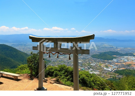 【香川県】晴天の高屋神社（天空の鳥居）観音寺市街地と瀬戸内海の眺め 127771952