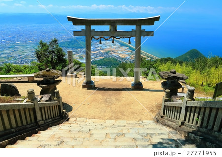 【香川県】晴天の高屋神社（天空の鳥居）観音寺市街地と瀬戸内海の眺め 127771955