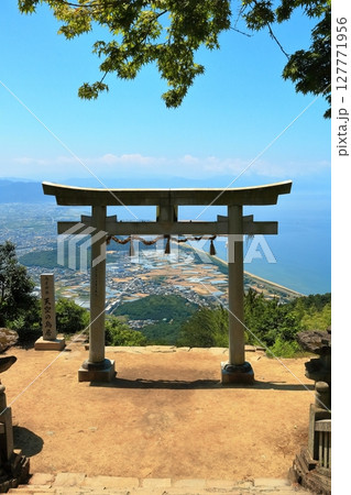 【香川県】晴天の高屋神社（天空の鳥居）観音寺市街地と瀬戸内海の眺め 127771956