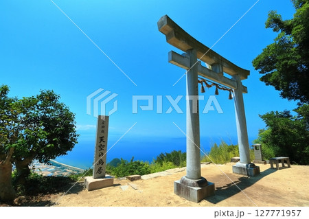 【香川県】晴天の高屋神社（天空の鳥居）観音寺市街地と瀬戸内海の眺め 127771957