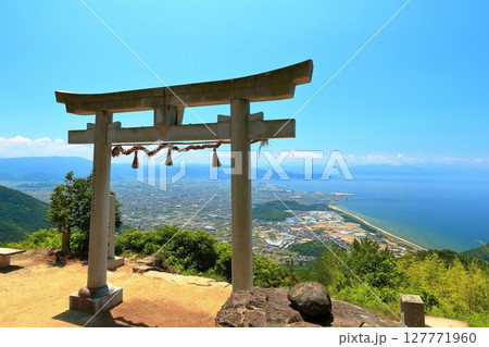 【香川県】晴天の高屋神社（天空の鳥居）観音寺市街地と瀬戸内海の眺め 127771960