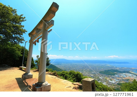 【香川県】晴天の高屋神社（天空の鳥居）観音寺市街地と瀬戸内海の眺め 127771961