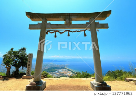 【香川県】晴天の高屋神社（天空の鳥居）観音寺市街地と瀬戸内海の眺め 127771962