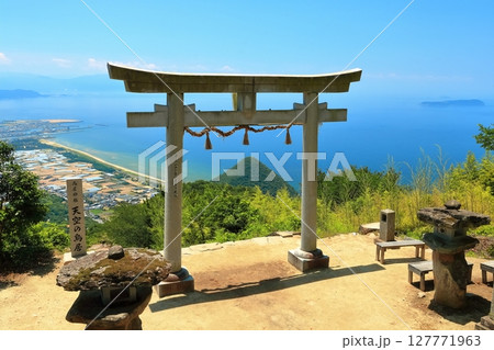 【香川県】晴天の高屋神社(天空の鳥居)観音寺市街地と瀬戸内海の眺め 【香川県】晴天の高屋神社(天空の鳥居)観音寺市街地と瀬戸内海の眺め 127771963