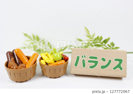 食材模型とバランスの文字が伝える栄養の大切さ 食材模型とバランスの文字が伝える栄養の大切さ 127772067