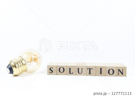 ひらめきと解決策を表す電球とSOLUTONの文字 127772113