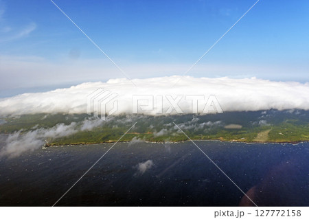 伊豆大島を覆い三原山が雲に覆われている 伊豆大島を覆い三原山が雲に覆われている 127772158