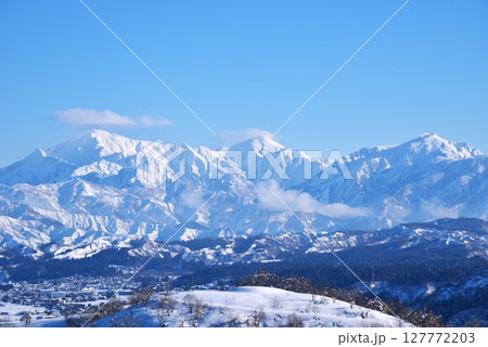 新潟県長岡市越後川口里山からの越後三山雪景色 127772203