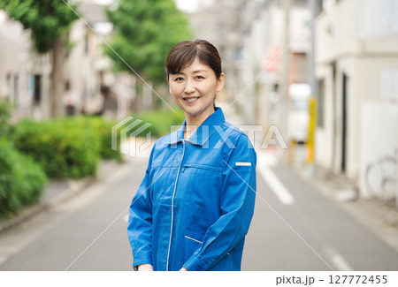 作業服を着た50代女性の屋外ポートレート 作業服を着た50代女性の屋外ポートレート 127772455