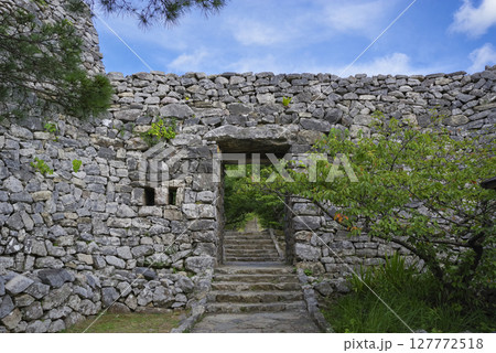 世界遺産の今帰仁城の平郎門 127772518