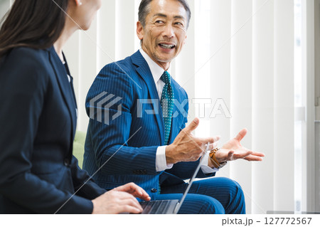 ミーティングをするシニア世代のビジネスマン 127772567