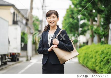 スーツを着たミドル女性の屋外ポートレート 127772577