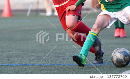 ドリブルするサッカー選手 127772700