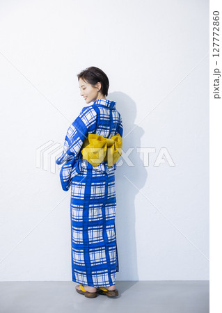 浴衣を着た女性 127772860