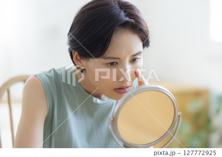 スキンケアをする寝室の女性 127772925