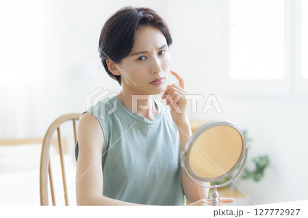 スキンケアをする寝室の女性 127772927