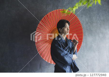 浴衣の若い男性　 127772940