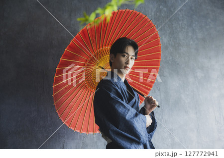 浴衣の若い男性　 127772941