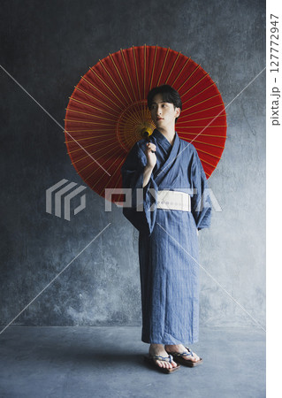 浴衣の若い男性　 127772947