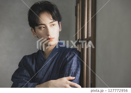 浴衣の若い男性 浴衣の若い男性 127772956