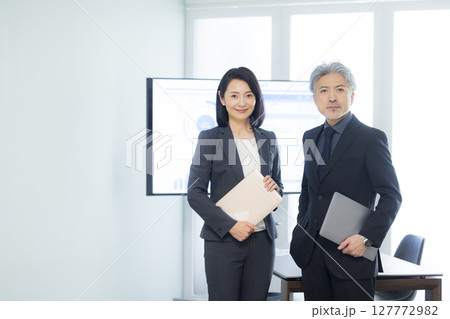 会議するビジネスパーソン  127772982