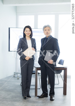会議するビジネスパーソン  127772983