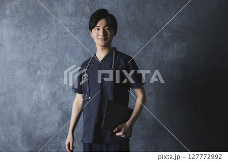 スクラブの男性　医師　看護師　　 127772992