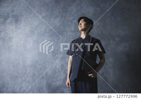 スクラブの男性　医師　看護師　　 127772996