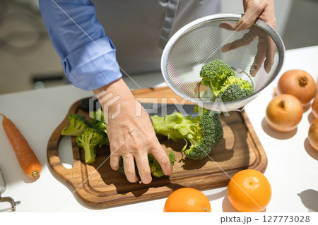 野菜を切るミドル女性の手元 127773028