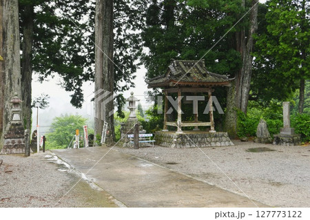 【設楽町「田峰観音(髙勝寺)」境内参道と梵鐘(設楽町指定有形民俗文化財)】 【設楽町「田峰観音(髙勝寺)」境内参道と梵鐘(設楽町指定有形民俗文化財)】 127773122