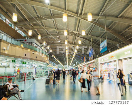釜山　金海（キメ）国際空港出発ロビー　※一部ソフトフォーカス 127773137