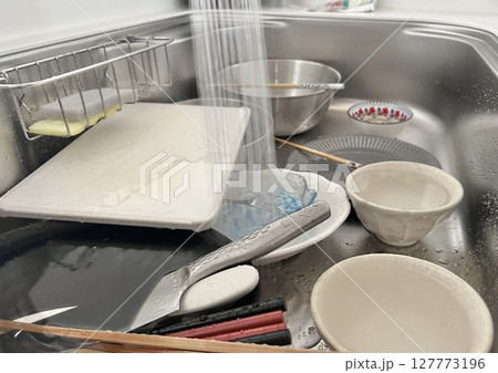 食器洗い 手洗い 家事  食器洗い 手洗い 家事  127773196