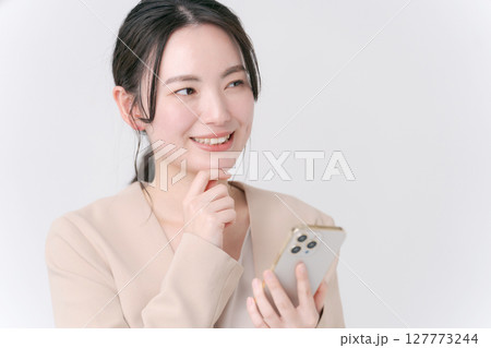 スマホを持つスーツの女性 スマホを持つスーツの女性 127773244