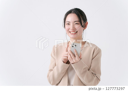 スマホを持つスーツの女性 スマホを持つスーツの女性 127773297