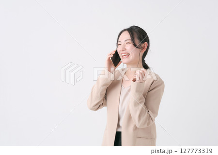 電話をするスーツの女性 127773319