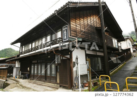 【大桑村　旧中山道「野尻宿」　映画『男はつらいよ』のワンシーンに登場する旅館庭田屋の外観】 127774362