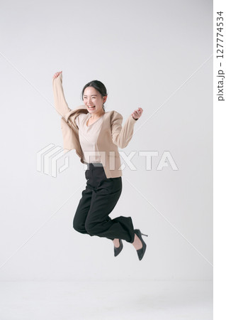 スーツ姿でジャンプする女性 スーツ姿でジャンプする女性 127774534